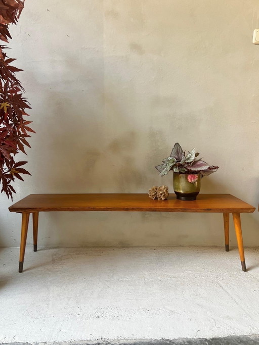 Banco vintage con patas altas y esbeltas y soportes de latón