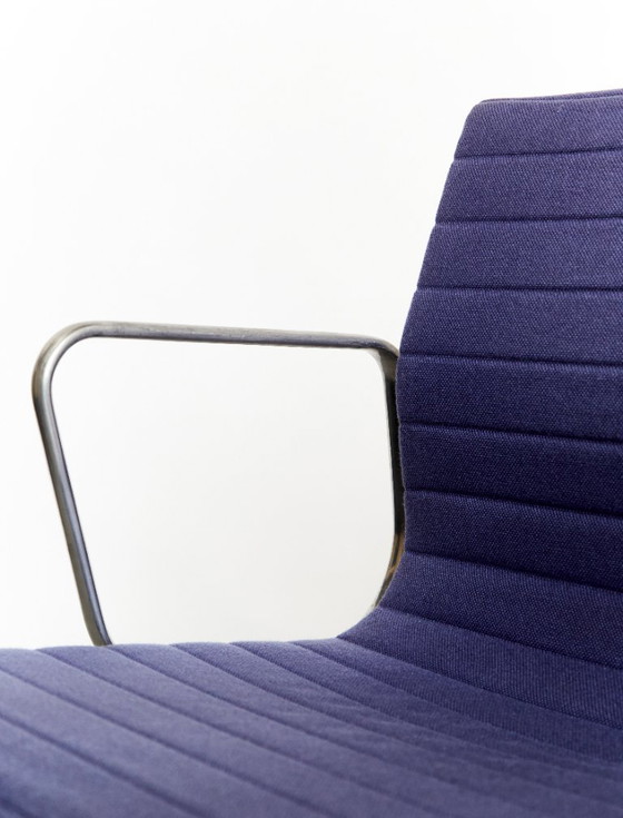 Image 1 of Sedia di gruppo in alluminio Charles & Ray Eames EA 108 per Vitra