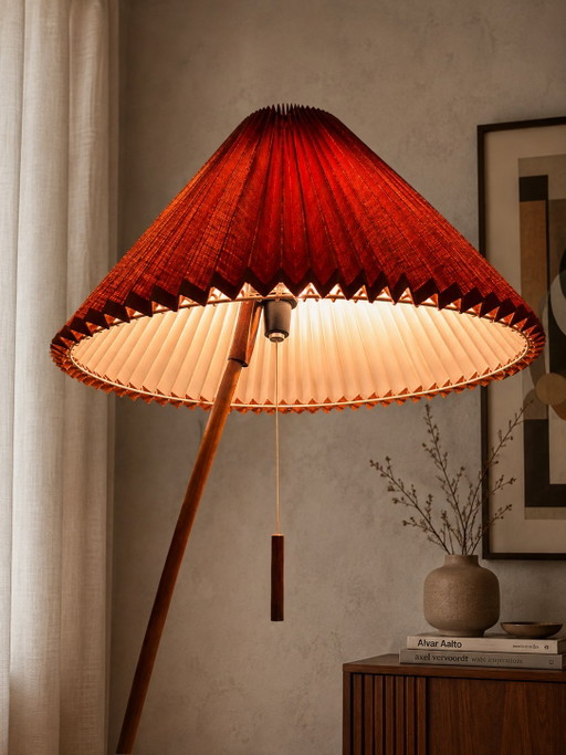 Scandinavian Vintage Teak Floor Lamp, circa 1968-1975 – Curved Wooden Base & Original Pleated Shade – vloerlampen, Textile