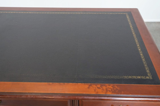 Image 1 of Klassischer Chesterfield-Schreibtisch/Partnerschreibtisch im englischen Stil mit schwarzer Lederplatte