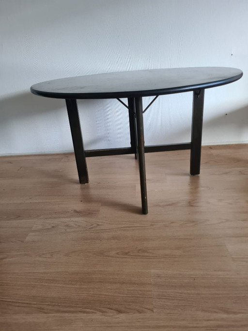 Vintage con mesa de comedor redonda y aparador a juego