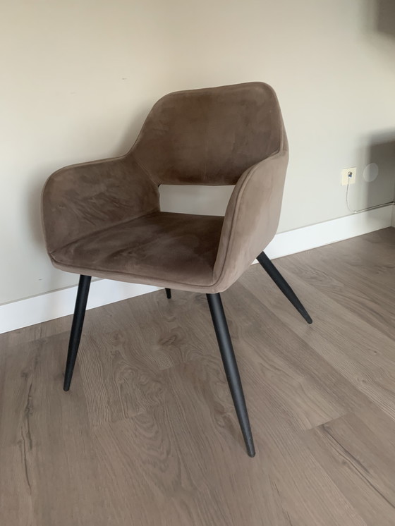 Image 1 of Runder Esstisch aus schwarzer Eiche – Modell Rhonda – mit fünf taupefarbenen Esszimmerstühlen