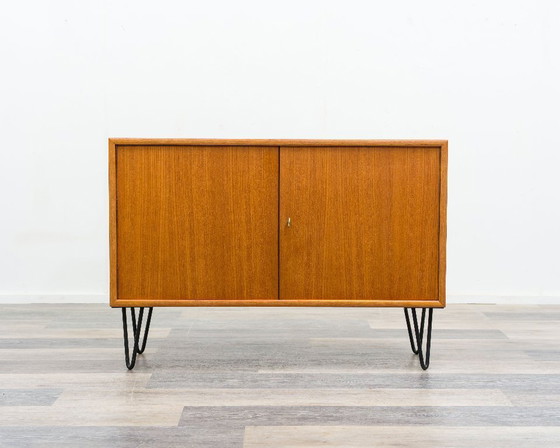 Image 1 of Cassettiera/credenza a due ante con gambe a forcina, anni '60. Restaurata.