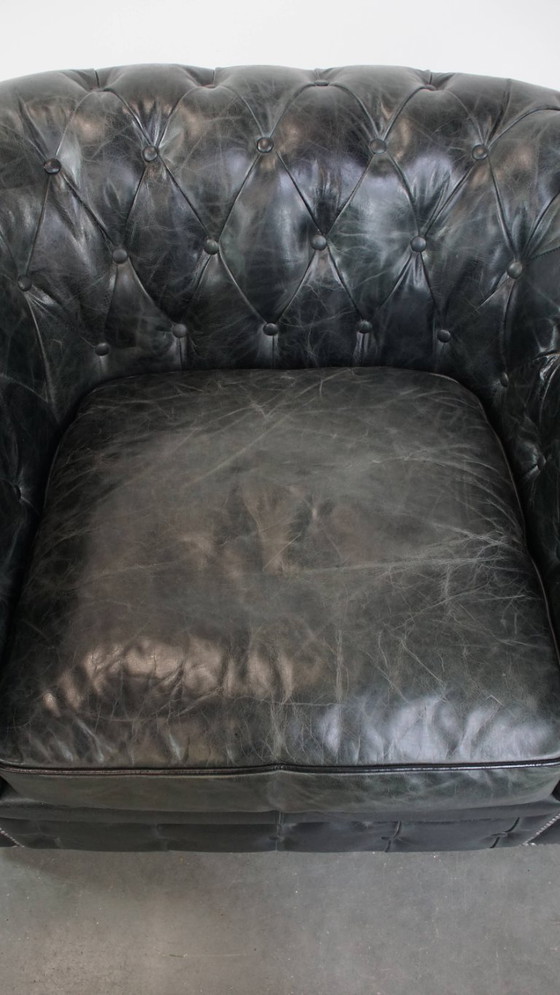 Image 1 of Ampia poltrona Chesterfield in pelle di mucca nera