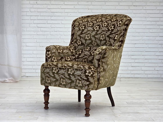 Image 1 of Poltrona danese, anni '50, rivestimento in velluto verde, gambe in legno di frassino.