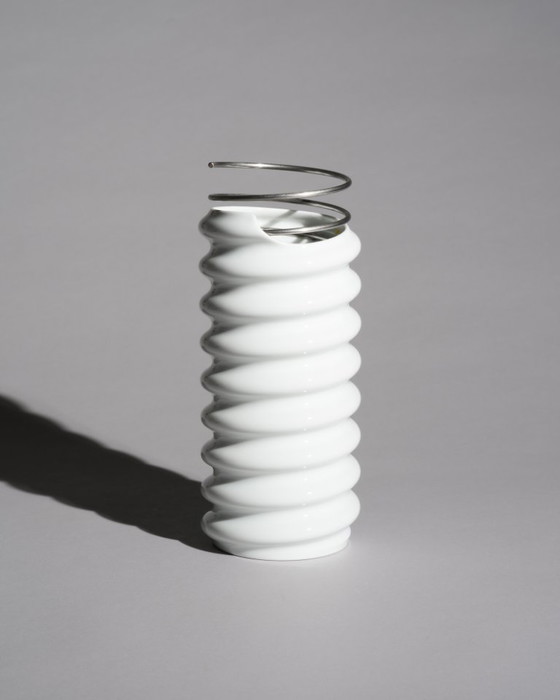 Image 1 of Duo de vases d'artiste en porcelaine blanche et noire « Rigoletto » de Rosenthal Spiral, par Ron Arad