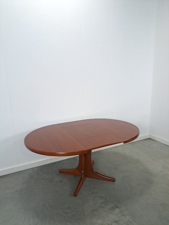 Image 1 of Rond ovaal teak uitschuifbare eettafel vintage