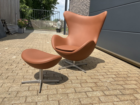 Image 1 of Sillón Egg de Fritz Hansen + Otomana de piel color coñac ¡En perfecto estado!