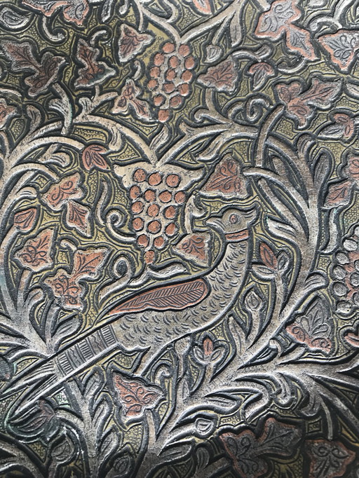 Gehämmerter Kupferteller mit Phönixvogelfigur