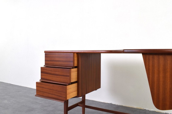 Image 1 of Bureau danois en teck en forme de rein, style milieu du XXe siècle, années 1960.