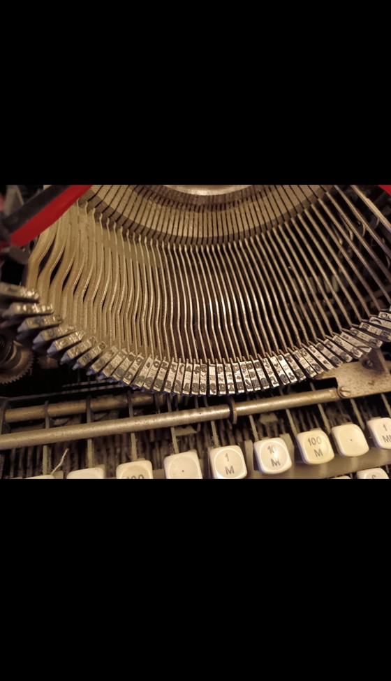 Image 1 of Machine à écrire des années 60 et 70 - Remington