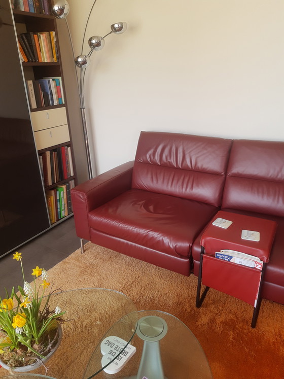 Image 1 of Elegante divano in pelle rosso scuro, con comandi reclinabili elettrici.