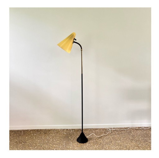 Vloerlamp uit het midden van de 20e eeuw, zwart metaal, messing en gele kap, Malmö Metallvarufabrik AB, Zweden