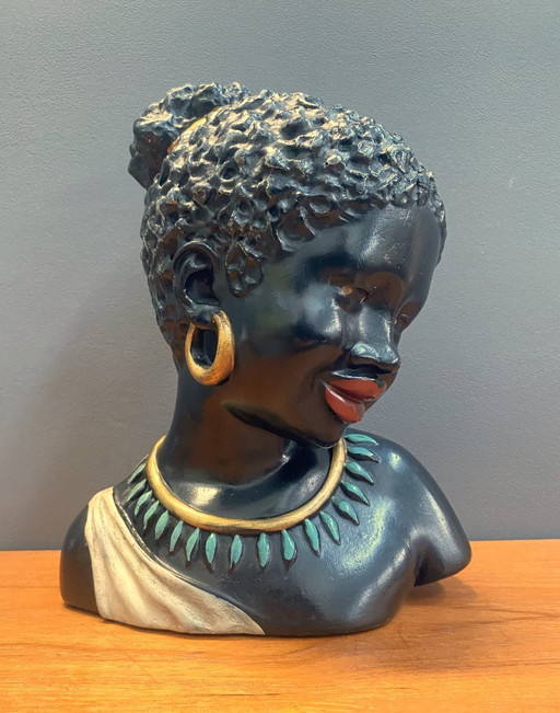 grande busto in gesso di una ragazza africana anni '60