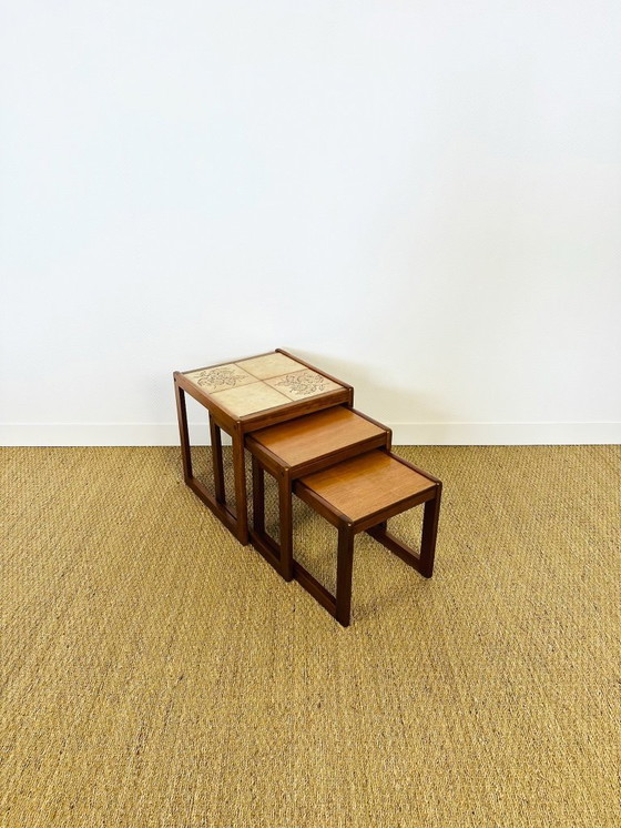 Image 1 of Set de 3 tables basses gigognes vintage en teck et céramique, 1960