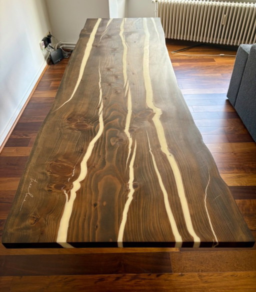 Treeline Tisch aus massivem Zedernholz in weißem Epoxidharz
