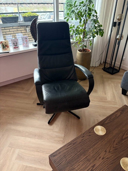 Auf dem Sessel C-100 Prominent stehen