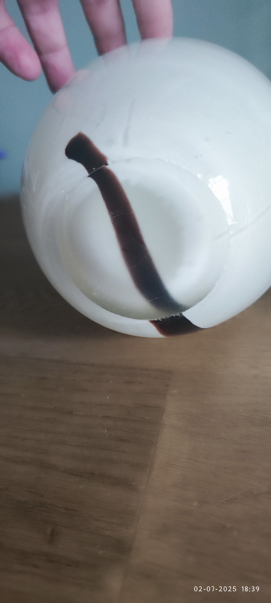 Image 1 of Vase en verre blanc soufflé à la bouche avec des rayures brunes, années 1970