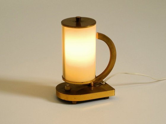 Image 1 of Lampe de table en laiton des années 1940, rare et magnifique, avec abat-jour en verre opale.