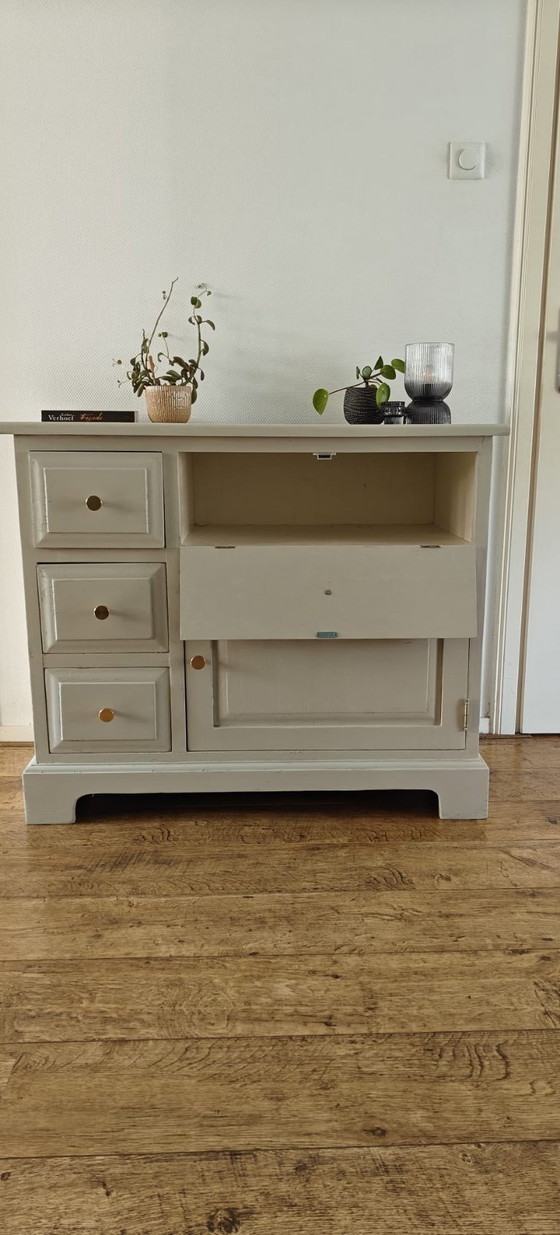 Image 1 of Landelijk kastje / dressoir – beige met messing knoppen