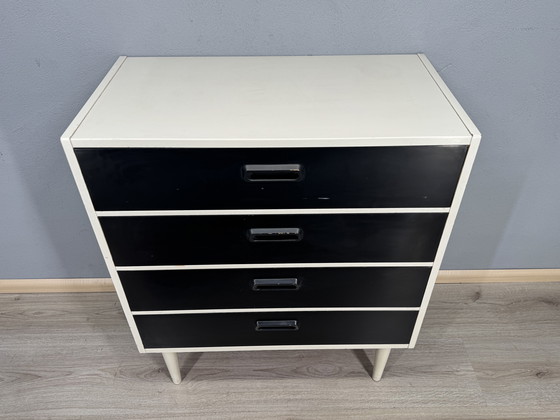 Image 1 of Vintage ladekast in zwart-wit contrast