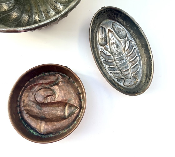 Image 1 of Collection de moules à pâtisserie anciens en cuivre – gâteau Bundt, poisson et homard – datant du début du XXe siècle.