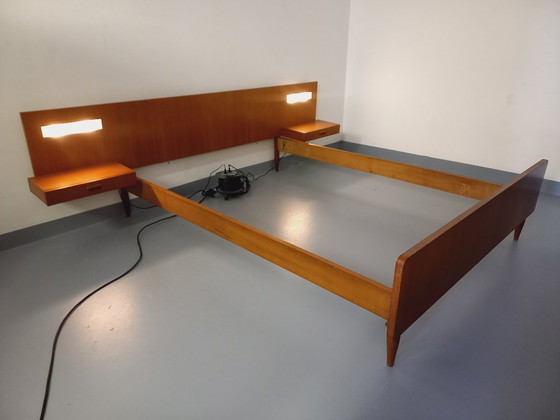 Image 1 of Lit double vintage style scandinave en teck des années 60 avec chevets suspendues et lampes intégrées