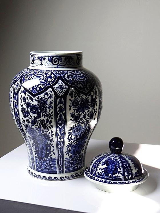 Image 1 of Grote Boch Holland Royal Sphinx aardewerken pot met deksel en Delftsblauwe decoratie.