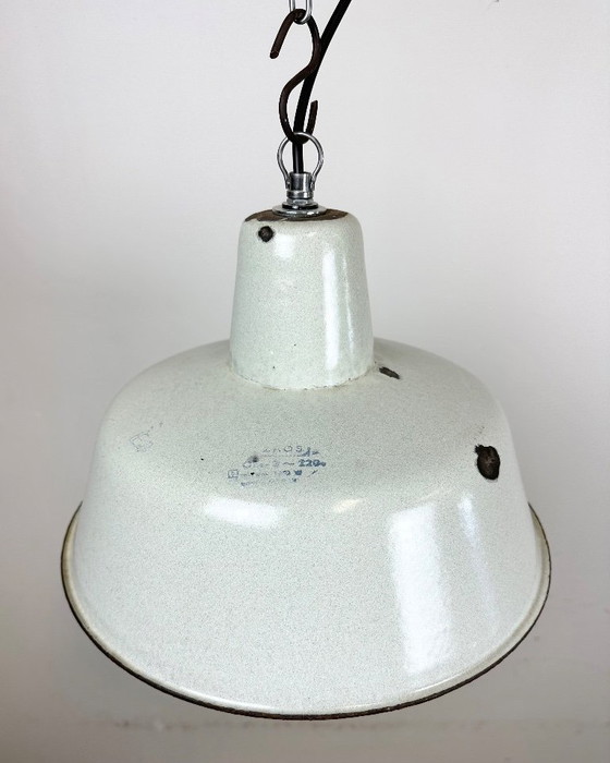 Image 1 of Industriële witte geëmailleerde fabriekshanglamp van Zaos, jaren 60
