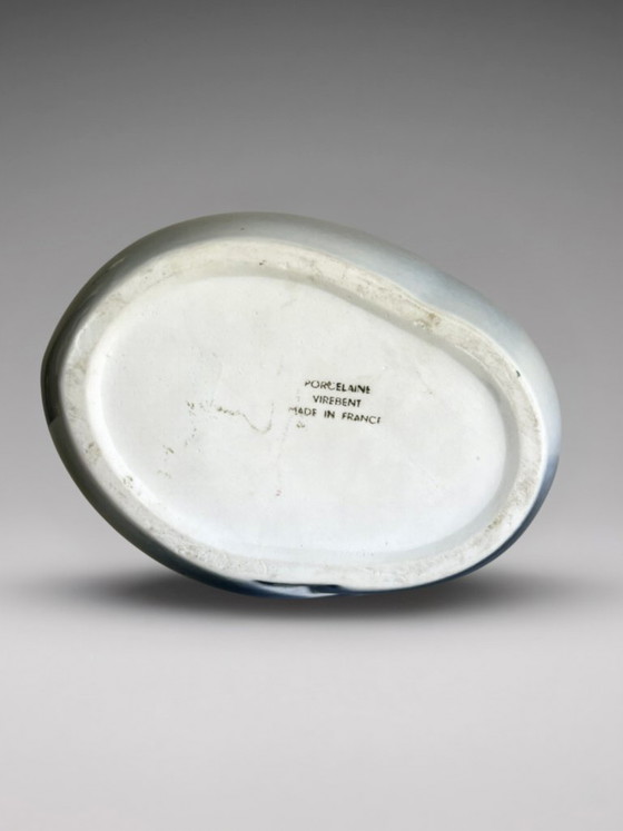 Image 1 of Virebent vaas van blauw verlopend porselein met landschaps- en vogeldecoratie.