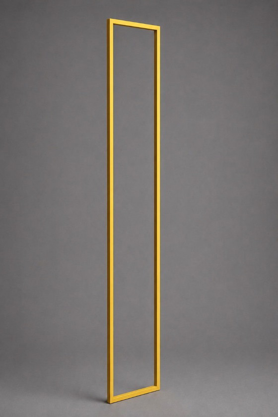 Image 1 of Cornice — Scultura luminosa da pavimento minimalista in giallo opaco