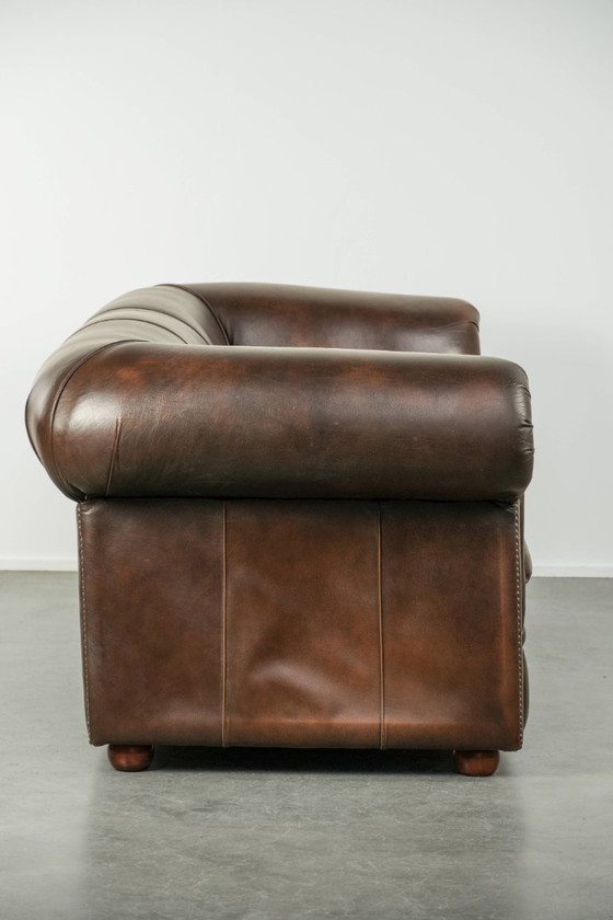 Lussuoso divano Chesterfield in morbida pelle bovina marrone, dal look inglese senza tempo. – Divani 2 posti (photo 2 of 16)