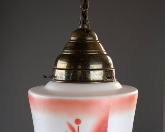 Image 1 of Originele Art Deco hanglamp met geometrische decoratie – jaren 30, opaalglas in rood en wit | gerestaureerd