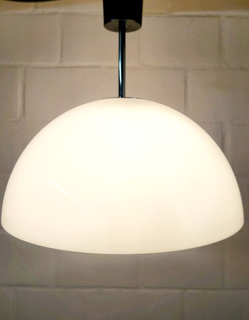 Lampada a sospensione vintage in plexiglass dell'era spaziale, bianca, probabilmente anni '70