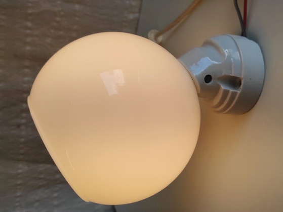 Image 1 of Wandlamp in art-decostijl met porseleinen en opaalglazen bol - jaren 1930/40