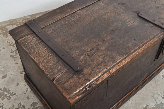 Image 1 of Coffre ancien en chêne provenant d'un monastère, années 1780