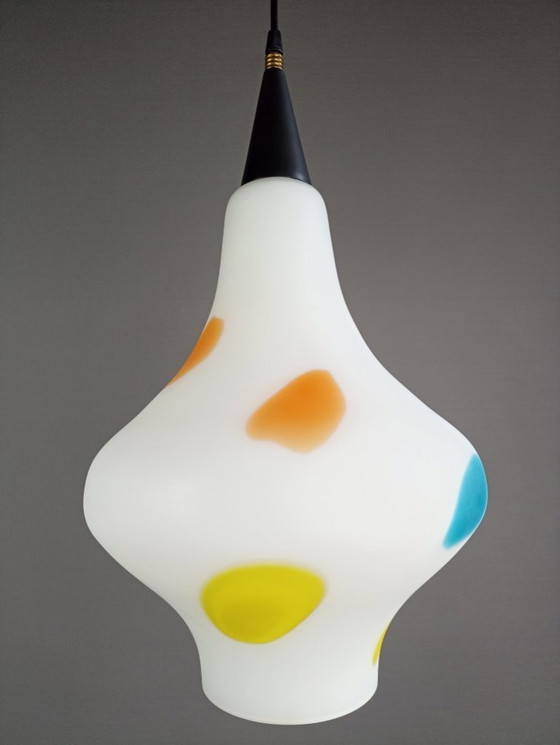 Image 1 of Grande lampada a sospensione Stilnovo a una luce in opalina e inclusioni colorate. Italia, anni '50