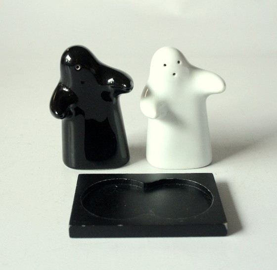 Image 1 of Saliera e pepiera di design con fantasmi che si abbracciano - ceramica - vintage