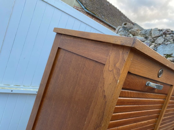 Image 1 of Eikenhouten archiefkast met dubbele kolom en gordijn uit de jaren 50