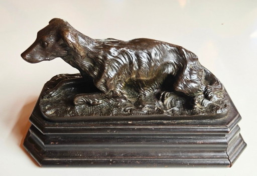 Chien couché. Sculpture en laiton coulé. – beeldhouwkunst, Brass, Wood