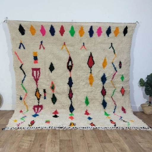 Kleurrijk Azilal-tapijt van wol – handgeweven natuurlijke regenboogwol (250×230 cm)