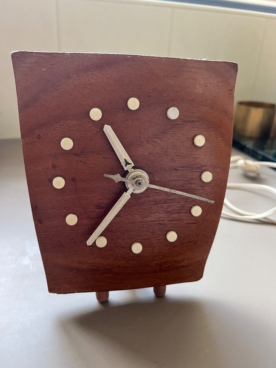 Image 1 of L.E.K.A Ruurlo horloge de bureau en noyer vintage