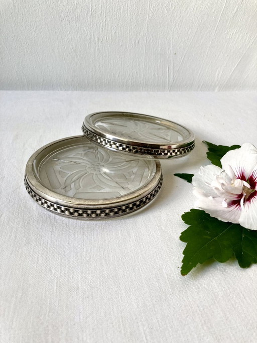 Paar Art-Deco-Flaschenuntersetzer – Sandgestrahltes, graviertes Glas und versilbertes Metall – Frankreich, 1930er Jahre