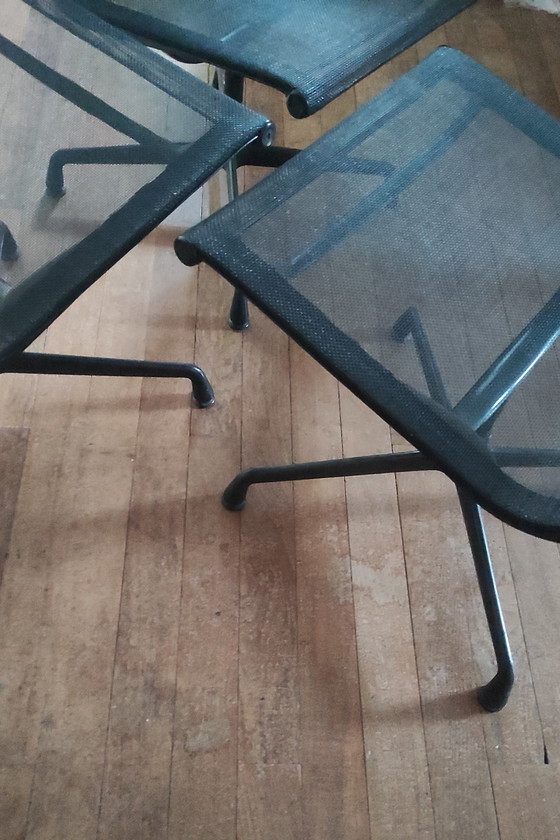Image 1 of 3 sedie nere di Charles & Ray Eames EA105 per Vitra