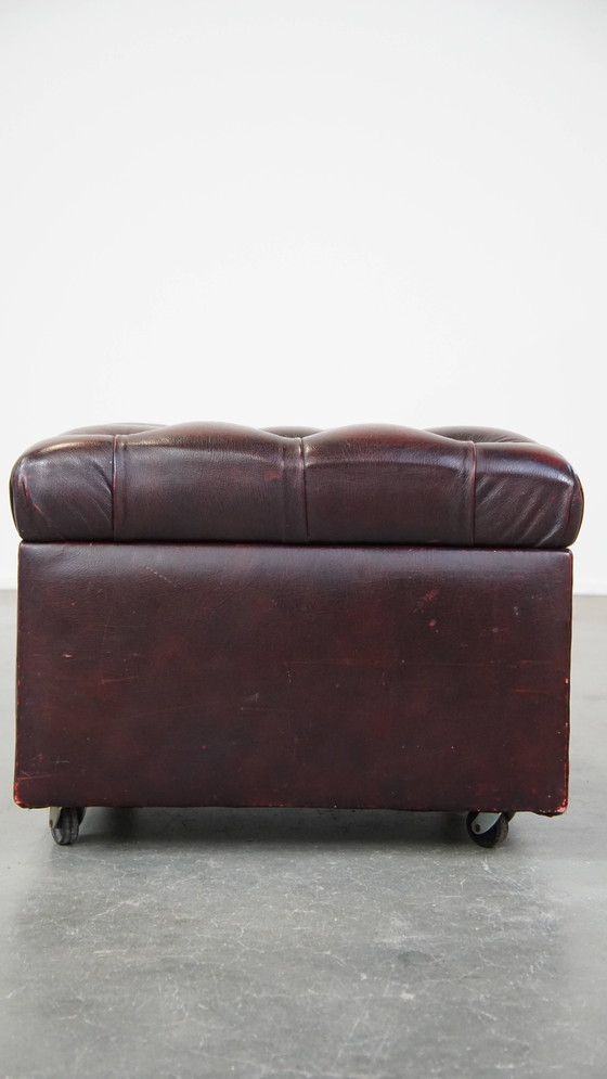 Image 1 of Rode Rundleren Chesterfield Hocker Op Wieltjes