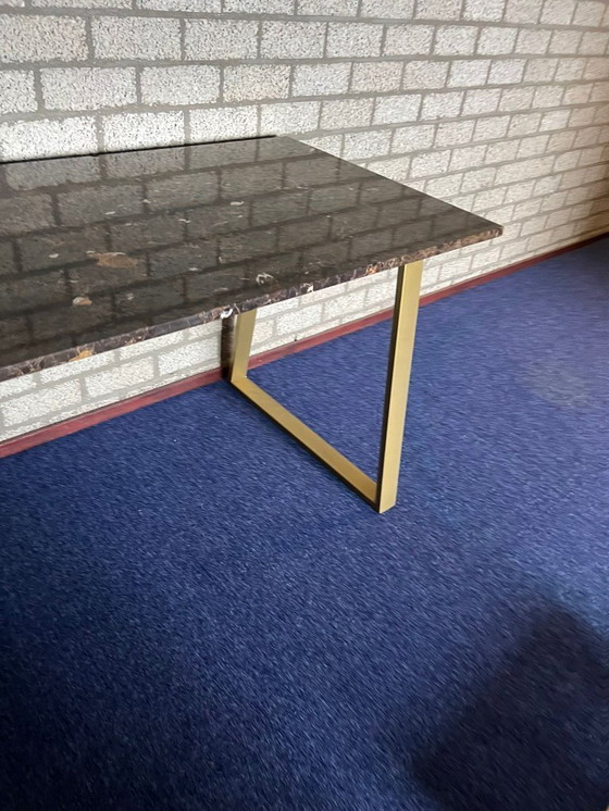 Image 1 of 2 x Tavolino di lusso in marmo marrone con gambe in metallo dorato - Qualità premium - Condizioni eccellenti