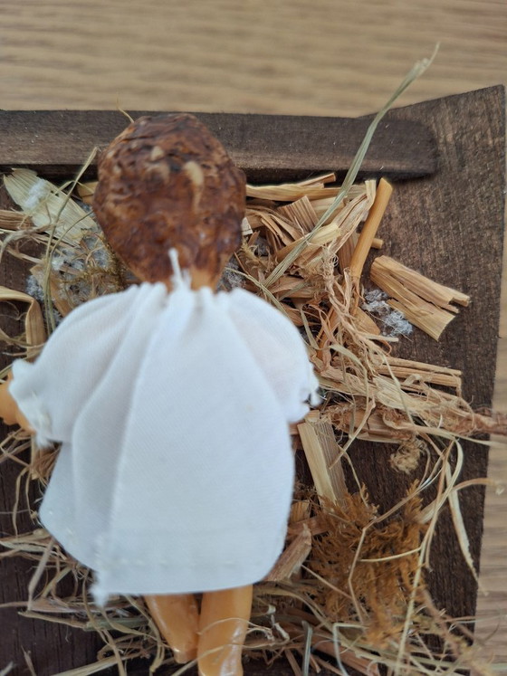 Krippenfigur Baby in Krippe, Handgemaakt door Karmelietessen in Vilvoorde, Dekorative Objekte, Andere, Braun (Foto 2 von 5)