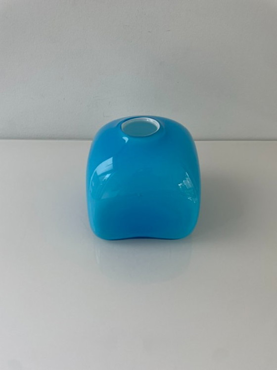 Image 1 of Vase en verre soufflé à la bouche, de forme cubique bleue