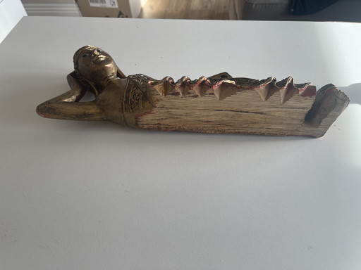 Statuette einer liegenden Frau