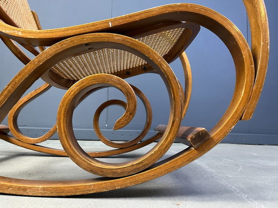 Image 1 of Fauteuil à bascule vintage en bois courbé et toile de canne, années 1960